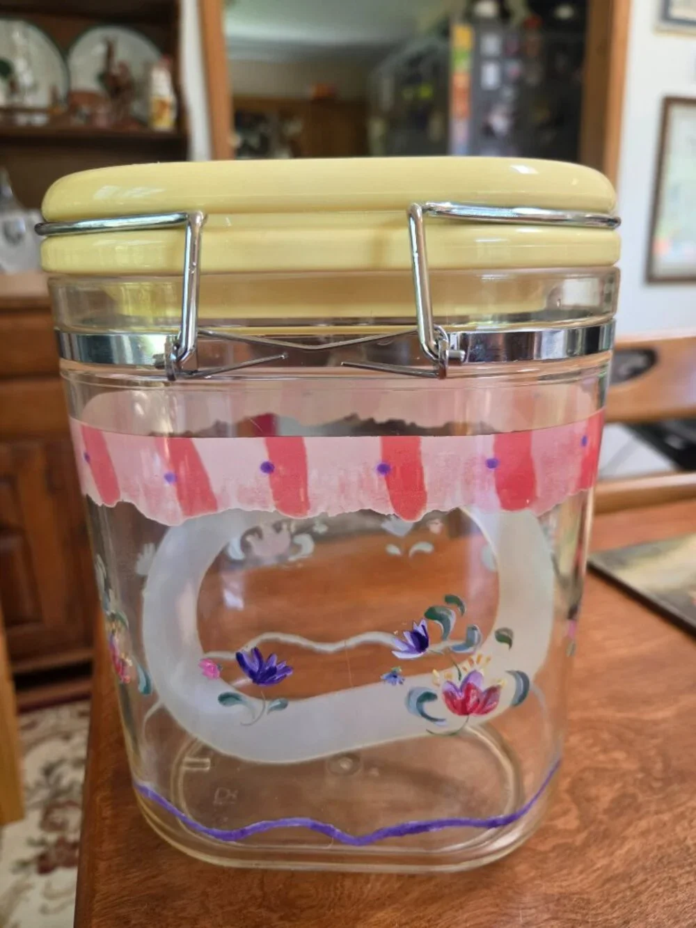 Pfaltzgraff plastic storage container lock sealed clamped lid floral pattern